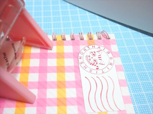 ピンクのノートに貼られた手作りの猫シール
